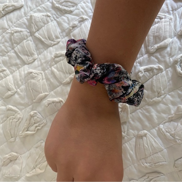 lululemon scrunchie - Picture 3 of 3
